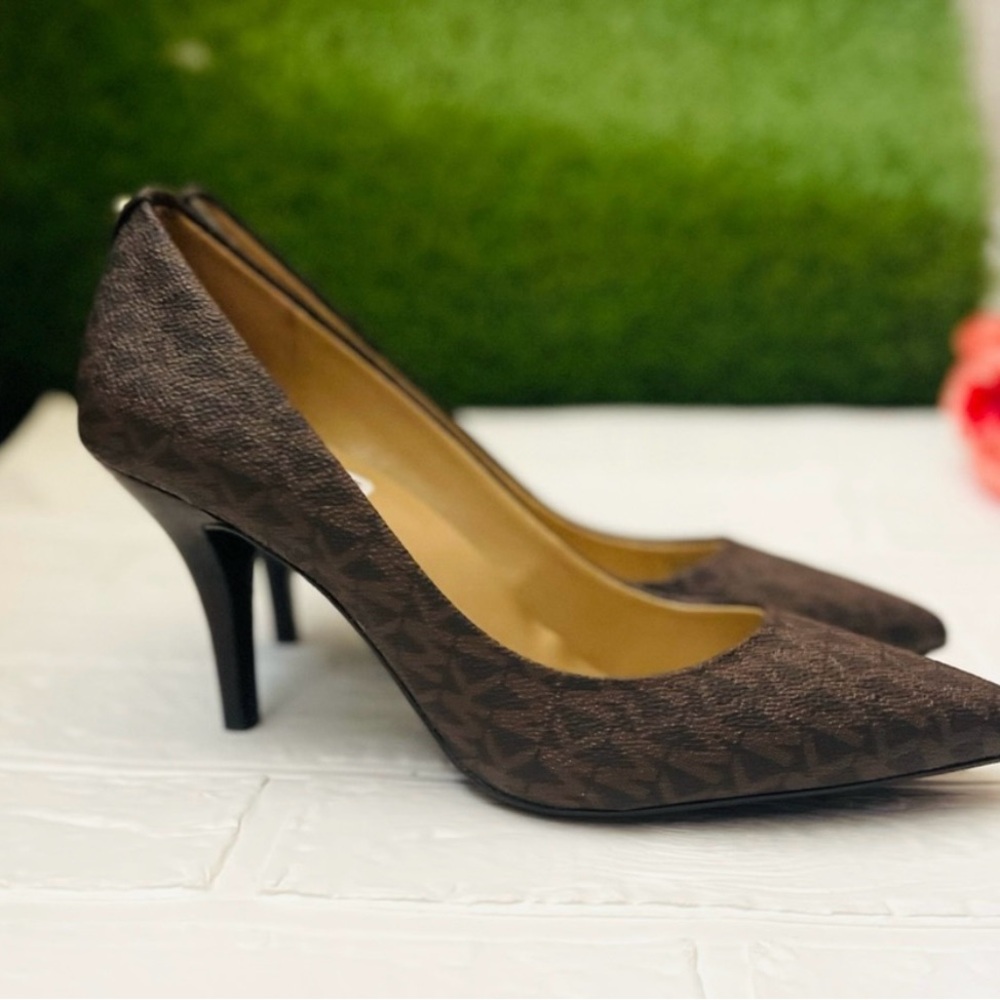 Michael kors signature logo pump 7.5